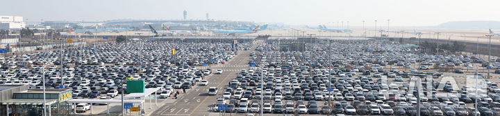 [인천공항=뉴시스] 김선웅 기자 = 12일 인천국제공항 제2여객터미널 장기주차장이 설 연휴를 앞두고 주차 차량으로 가득 차있다. 인천국제공항공사는 이번 설 연휴 기간(13~18일) 출입국 여객은 122만명, 일 평균 20만4000명 수준으로 전망했으며 총여객과 출발여객이 가장 많은 날은 14일이고 도착 여객이 가장 많은 날은 18일로 예상했다. 2026.02.12. mangusta@newsis.com