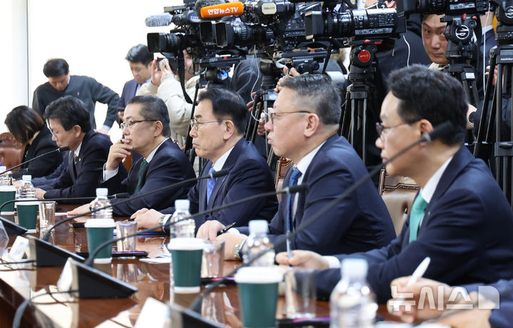 [서울=뉴시스] 황준선 기자 = 12일 서울 중구 은행회관에서 열린 금융감독원장-은행장 간담회에서 은행장들이 이찬진 금융감독원장의 발언을 경청하고 있다. 2026.02.12. hwang@newsis.com