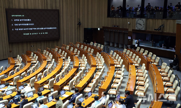 [서울=뉴시스] 김금보 기자 = 12일 오후 서울 여의도 국회에서 열린 제432회국회(임시회) 제6차 본회의에서 국민의힘 의원석이 비어있다.여당이 전날 법제사법위원회에서 '대법관 증원법'과 '재판소원허용법'을 강행 처리한것을 두고 국민의힘이 보이콧을 선언했다. 2026.02.12. kgb@newsis.com