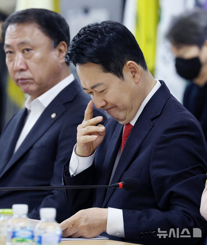 [서울=뉴시스] 김진아 기자 = 장동혁 국민의힘 대표가 12일 서울 영등포구 한국노총에서 열린 국민의힘-한국노총 정책간담회에서 장내 정리를 기다리고 있다. 2026.02.12. bluesoda@newsis.com