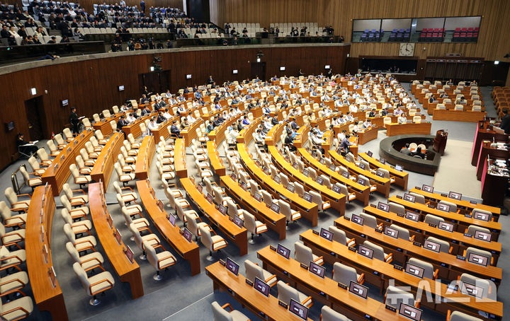 [서울=뉴시스] 김금보 기자 = 12일 오후 서울 여의도 국회에서 열린 제432회국회(임시회) 제6차 본회의에서 법안들이 국민의힘 보이콧 속에 가결되고 있다.국민의힘은 전날 여당이 법제사법위원회에서 '대법관 증원법'과 '재판소원허용법'을 강행 처리한것을 두고 본회의 보이콧을 선언했다. 2026.02.12. kgb@newsis.com