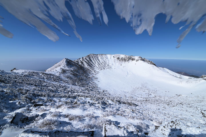 [제주=뉴시스] 맑은 날씨를 보인 12일 제주 한라산 백록담이 지난 주말 내린 폭설로 '만설(滿雪)' 장관을 이루고 있다. (사진=난대아열대산림연구소 제공) 2026.02.12. photo@newsis.com *재판매 및 DB 금지