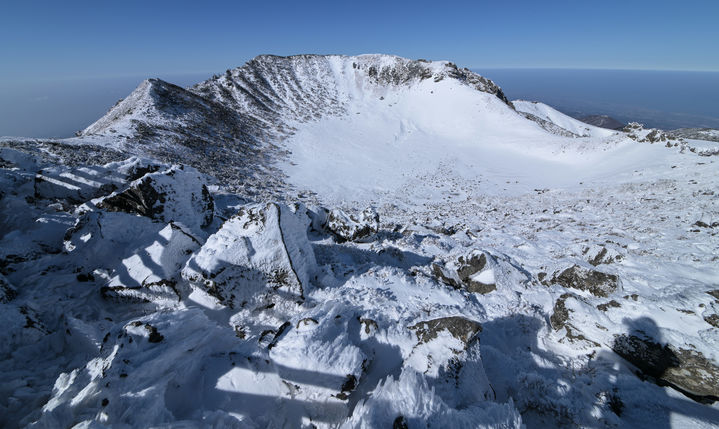 [제주=뉴시스] 맑은 날씨를 보인 12일 제주 한라산 백록담이 지난 주말 내린 폭설로 '만설(滿雪)' 장관을 이루고 있다. (사진=난대아열대산림연구소 제공) 2026.02.12. photo@newsis.com *재판매 및 DB 금지