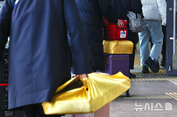 [서울=뉴시스] 김명년 기자 = 설 연휴를 앞둔 12일 서울 서초구 서울고속버스터미널에서 하차한 시민들이 선물을 들고 이동하고 있다. 2026.02.12. kmn@newsis.com