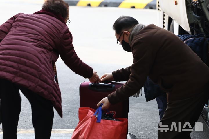 [서울=뉴시스] 김명년 기자 = 설 연휴를 앞둔 12일 서울 서초구 서울고속버스터미널에서 마중나온 한 시민이 노모의 짐을 들고 있다. 2026.02.12. kmn@newsis.com