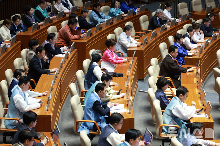[서울=뉴시스] 고승민 기자 = 더불어민주당 등 의원들이 12일 오후 서울 여의도 국회에서 열린 제432회국회(임시회) 제7차 본회의에서 한복을 입고 앉아 있다. 2026.02.12. kkssmm99@newsis.com