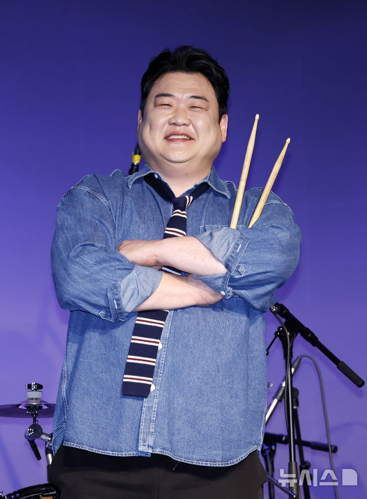 [서울=뉴시스] 김혜진 기자 = 아묻따밴드 김준현이 12일 오후 서울 종로구 SA홀에서 열린 첫 디지털 싱글 '알고 있잖아' 발매 기념 쇼케이스에서 포즈를 취하고 있다. 2026.02.12. jini@newsis.com