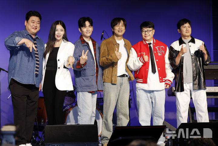 [서울=뉴시스] 김혜진 기자 = 아묻따밴드(왼쪽부터 김준현, 조정민, 전인혁, 차태현, 조영수, 홍경민)가 12일 오후 서울 종로구 SA홀에서 열린 첫 디지털 싱글 '알고 있잖아' 발매 기념 쇼케이스에서 포즈를 취하고 있다. 2026.02.12. jini@newsis.com