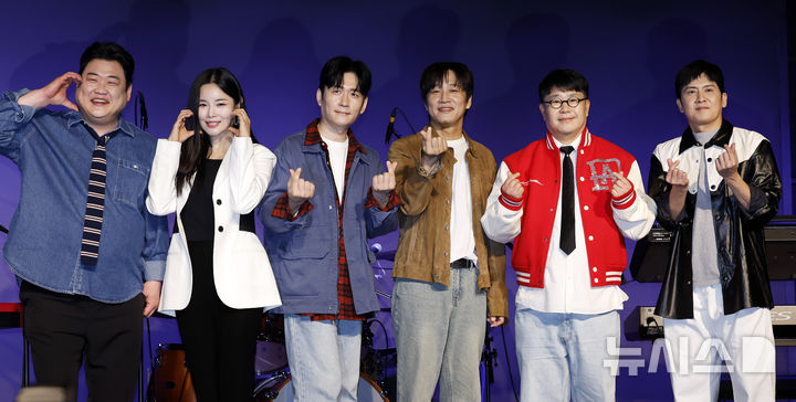 [서울=뉴시스] 김혜진 기자 = 아묻따밴드(왼쪽부터 김준현, 조정민, 전인혁, 차태현, 조영수, 홍경민)가 12일 오후 서울 종로구 SA홀에서 열린 첫 디지털 싱글 '알고 있잖아' 발매 기념 쇼케이스에서 포즈를 취하고 있다. 2026.02.12. jini@newsis.com