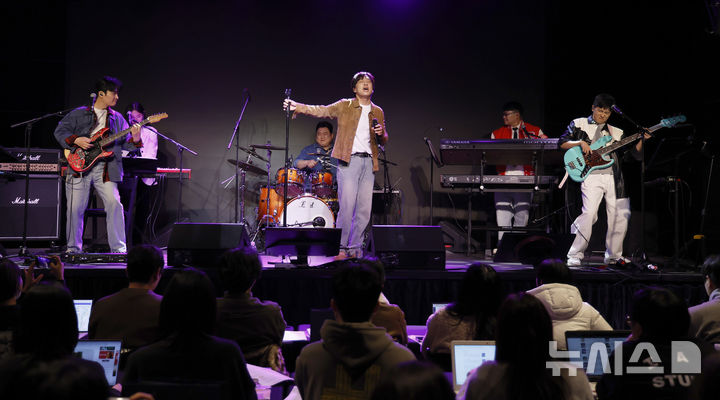 [서울=뉴시스] 김혜진 기자 = 아묻따밴드가 12일 오후 서울 종로구 SA홀에서 열린 첫 디지털 싱글 '알고 있잖아' 발매 기념 쇼케이스에서 무대를 선보이고 있다. 2026.02.12. jini@newsis.com