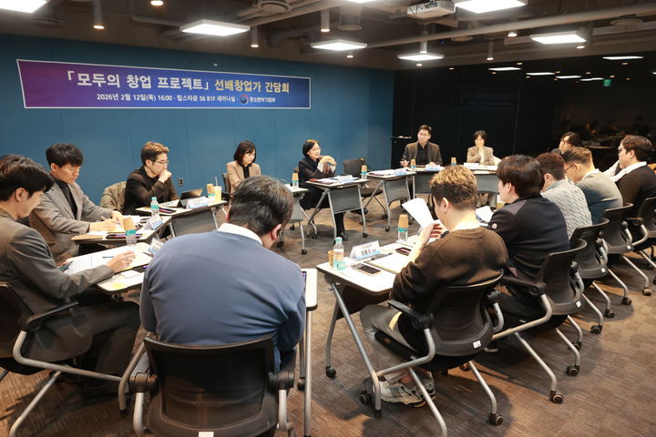 [서울=뉴시스] 한성숙 중소벤처기업부 장관이 지난달 12일 서울 강남구 팁스타운에서 열린 ‘모두의 창업 프로젝트 선배창업가 간담회’에서 참석자들과 선배·후배창업가 협력생태계 방향을 논의하고 있다. (사진=중소벤처기업부 제공) 2026.03.25. photo@newsis.com *재판매 및 DB 금지