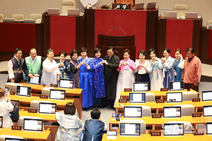 [서울=뉴시스] 고승민 기자 = 한복을 입은 우원식 국회의장과 의원들이 12일 서울 여의도 국회에서 열린 제432회국회(임시회) 제7차 본회의에서 산회 후 기념촬영을 하고 있다. 2026.02.12. kkssmm99@newsis.com