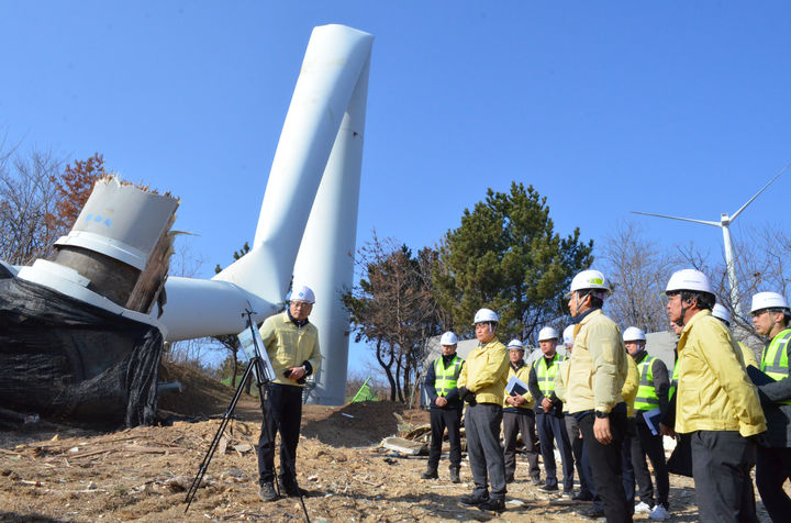 [세종=뉴시스] 강종민 기자 = 박덕열 기후에너지환경부 수소열산업정책관이 12일 경남 양산 풍력발전설비 사고현장을 찾아 사고경위 등을 확인하고 있다. (사진=기후부 제공) 2026.02.12. photo@newsis.com *재판매 및 DB 금지