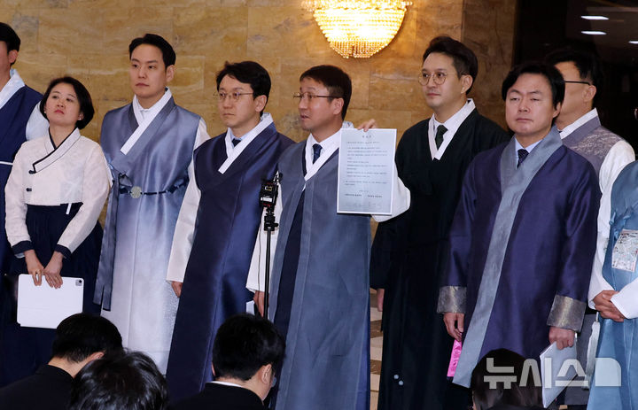 [서울=뉴시스] 조성봉 기자 = 한병도 더불어민주당 원내대표가 12일 오후 서울 여의도 국회 로텐더 홀에서 여야 합의문을 들고 본회의에 불참한 국민의힘을 규탄하고 있다. 2026.02.12. suncho21@newsis.com