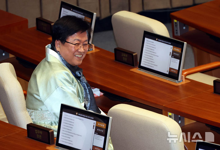 [서울=뉴시스] 조성봉 기자 = 한복을 입은 최교진 교육부 장관이 12일 서울 여의도 국회에서 열린 제432회국회(임시회) 제7차 본회의에서 의원들을 향해 미소짓고 있다. 2026.02.12. suncho21@newsis.com