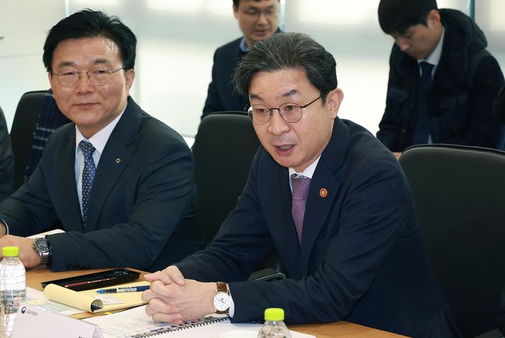 [서울=뉴시스] 이억원 금융위원장이 12일 오전 충청북도 청주 오송생명과학단지 대웅제약 공장을 방문해 바이오 업계와 간담회를 갖고 있다. (사진=금융위원회 제공) 2026.02.12. photo@newsis.com *재판매 및 DB 금지