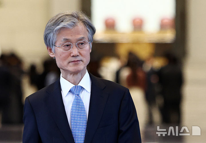 [서울=뉴시스] 김명년 기자 = 조희대 대법원장이 지난 12일 오후 서울 서초구 대법원에서 퇴근하고 있다. 2026.02.21. kmn@newsis.com