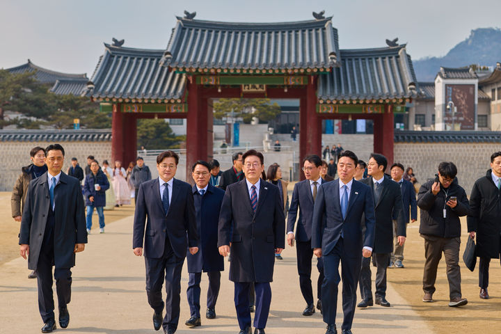 [서울=뉴시스] 최동준 기자 = 이재명 대통령이 12일 서울 종로구 경복궁에서 강훈식 비서실장, 홍익표 정무수석 등 참모진과 오찬을 마친 뒤 산책을 하고 있다. (사진=청와대 제공) 2026.02.12. photo@newsis.com *재판매 및 DB 금지