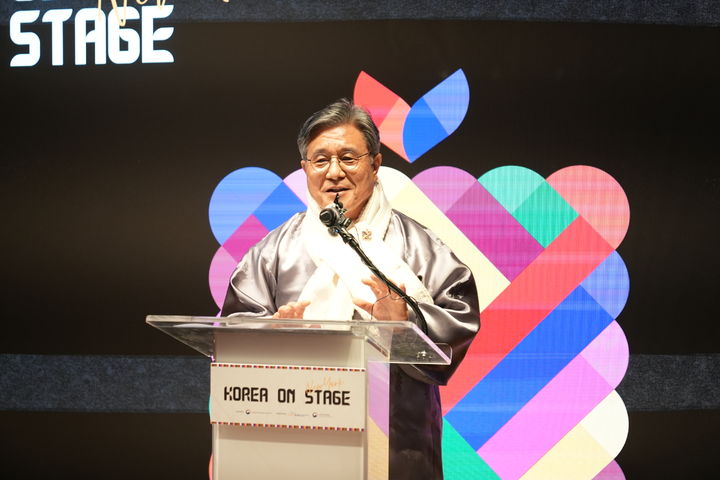 [서울=뉴시스] 허민 국가유산청장이 11일 오후(현지 시간) 미국 뉴욕한국문화원에서 개최된 ‘코리아 온 스테이지 인 뉴욕’ 개막식에서 개회사를 하고 있다. 국가유산청은 2월 11일부터 14일까지 뉴욕한국문화원 등에서 미디어아트와 전통공예 전시, 공연 등으로 미국 현지에 한국 국가유산의 아름다움을 알리는 ‘코리아 온 스테이지 인 뉴욕’을 개최한다. (사진=국가유산청 제공) 2026.02.12. photo@newsis.com *재판매 및 DB 금지