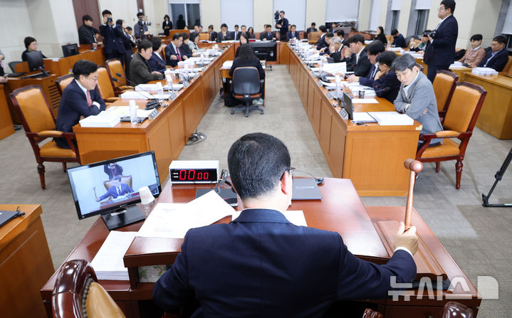 [서울=뉴시스] 김금보 기자 = 신정훈 국회 행정안전위원회 위원장이 지난 12일 오후 서울 여의도 국회에서 행정통합 의결을 위해 열린 전체회의에서 의사봉을 두드리고 있다. 2026.02.12. kgb@newsis.com