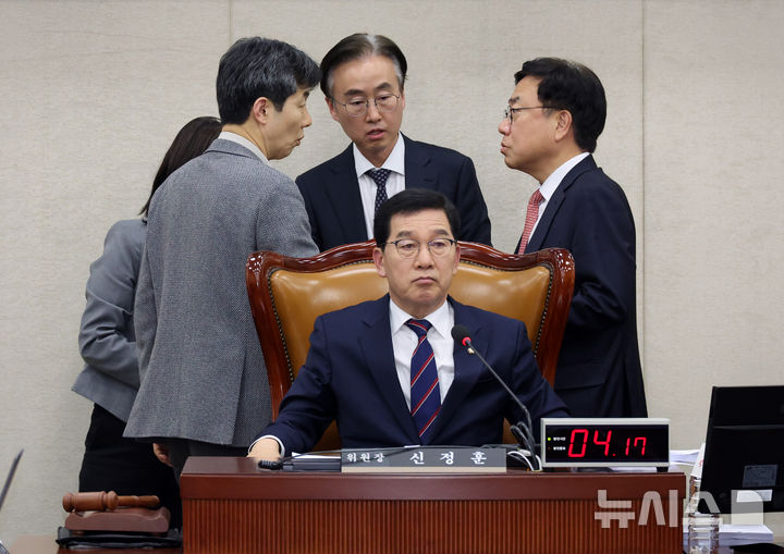 [서울=뉴시스] 김금보 기자 = 윤건영(왼쪽) 국회 행정안전위원회 여당 간사와 서범수(오른쪽) 야당 간사가 12일 오후 서울 여의도 국회에서 행정통합 의결을 위해 열린 전체회의에서 쟁점을 두고 논의를 하고 있다. 가운데는 신정훈 위원장. 2026.02.12. kgb@newsis.com