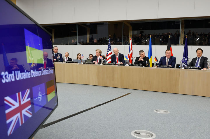 [브뤼셀=AP/뉴시스] 12일(현지 시간) 벨기에 브뤼셀 나토(NATO) 본부에서 제33차 우크라이나 국방연락그룹(UDCG) 회의가 열리고 있다. 왼쪽 두 번째부터 엘브리지 콜비 미 국방차관, 존 힐리 영국 국방장관, 마하일로 페도로우 우크라이나 국방장관, 보리스 피스토리우스 독일 국방장관, 마르크 뤼터 나토 사무총장. 2026.02.13.