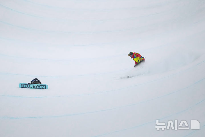 [리비뇨=AP/뉴시스] 최가온이 12일(현지 시간) 이탈리아 리비뇨 스노파크에서 열린 2026 밀라노·코르티나담페초 동계올림픽 스노보드 여자 하프파이프 결승 경기 도중 넘어지자 의료진이 대응하고 있다. 2026.02.13.