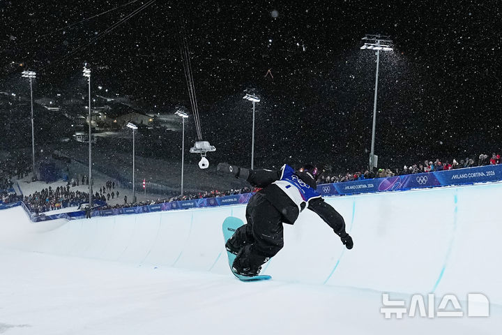[리비뇨=AP/뉴시스] 최가온이 12일(현지 시간) 이탈리아 리비뇨 스노파크에서 열린 2026 밀라노·코르티나담페초 동계올림픽 스노보드 여자 하프파이프 결승 경기 도중 충돌하고 있다. 2026.02.13.