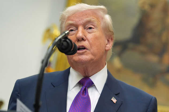 [워싱턴=AP/뉴시스]도널드 트럼프 미국 대통령은 12일(현지 시간) 미 워싱턴DC 백악관 루스벨트룸에서 연설에 나서 온실가스 위해성 판단을 폐기한다고 밝혔다. 2026.02.13.