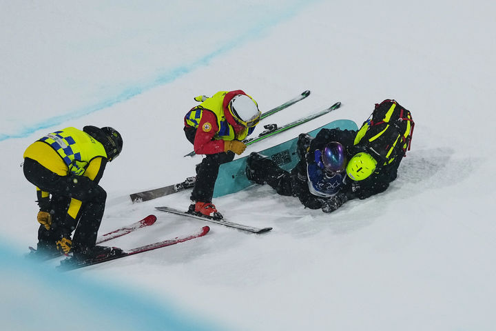 [리비뇨=AP/뉴시스]부상을 입은 스노보드 최가온, 하프파이프 금메달. 2026.02.12.