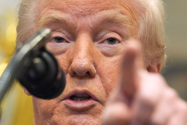 [워싱턴=AP/뉴시스]도널드 트럼프 미국 대통령은 12일(현지 시간) 미 워싱턴DC 백악관 루스벨트룸에서 연설에 나서 온실가스 위해성 판단을 폐기한다고 밝혔다. 2026.02.13.