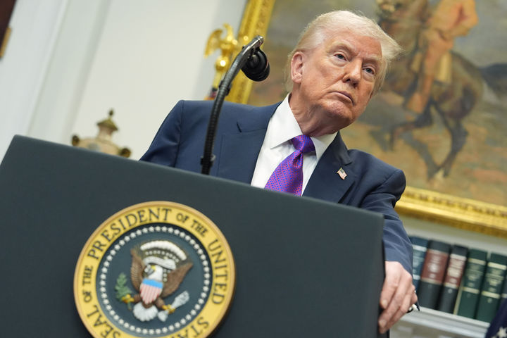 [워싱턴=AP/뉴시스]도널드 트럼프 미국 대통령은 12일(현지 시간) 미 워싱턴DC 백악관 루스벨트룸에서 연설하고 있다. 2026.02.13.