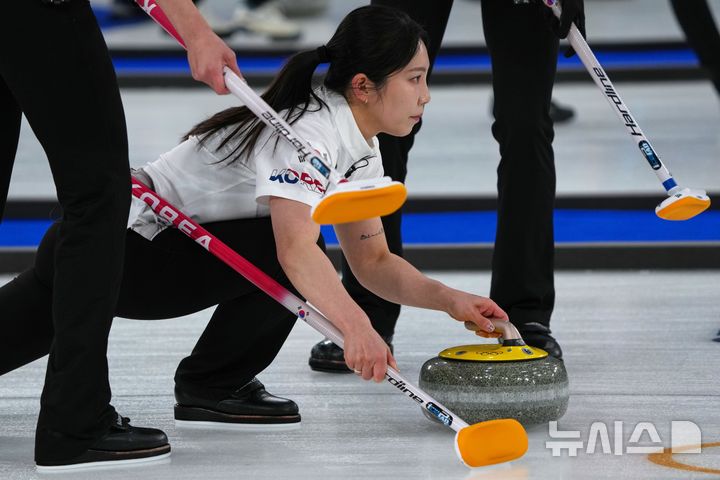 [코르티나담페초=AP/뉴시스] 한국 여자 컬링 대표팀(경기도청)의 세컨드 김수지가 12일(현지 시간) 이탈리아 코르티나담페초의 코르티나 컬링 올림픽 스타디움에서 열린 2026 밀라노·코르티나 동계올림픽 컬링 라운드로빈 2차전 이탈리아와 경기 중 스톤을 투구하고 있다. 한국이 7-2로 승리하고 1승1패를 기록했다. 2026.02.13.