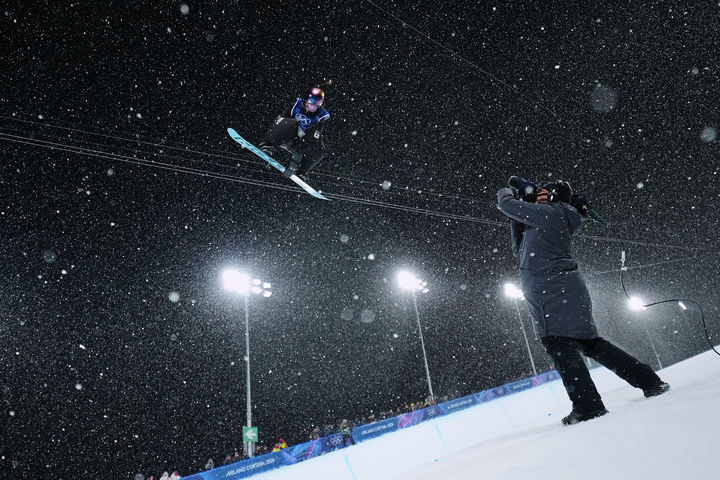 [리비뇨=AP/뉴시스] 최가온이 12일(현지 시간) 이탈리아 리비뇨 스노파크에서 열린 2026 밀라노·코르티나담페초 동계올림픽 스노보드 여자 하프파이프 결선 경기를 펼치고 있다. 최가온은 1차 시기에서 크게 넘어져 충격을 안겼으나 3차 시기에서 90.25점을 획득해 강력한 우승 후보 클로이 김(미국)을 제치고 금메달을 목에 걸었다. 최연소 금메달 기록도 갈아치운 그는 시상식 도중 애국가가 흘러나오자, 끝내 눈물을 흘렸다. 2026.02.13.