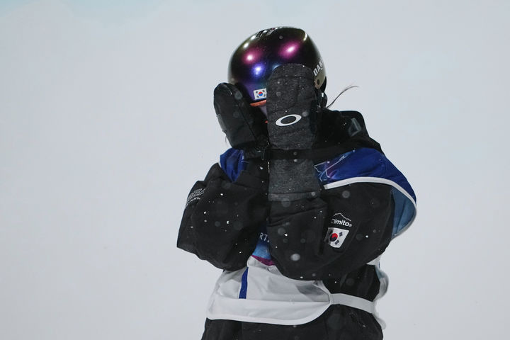 [리비뇨=AP/뉴시스]스노보드 최가온, 하프파이프 금메달. 2026.02.12.