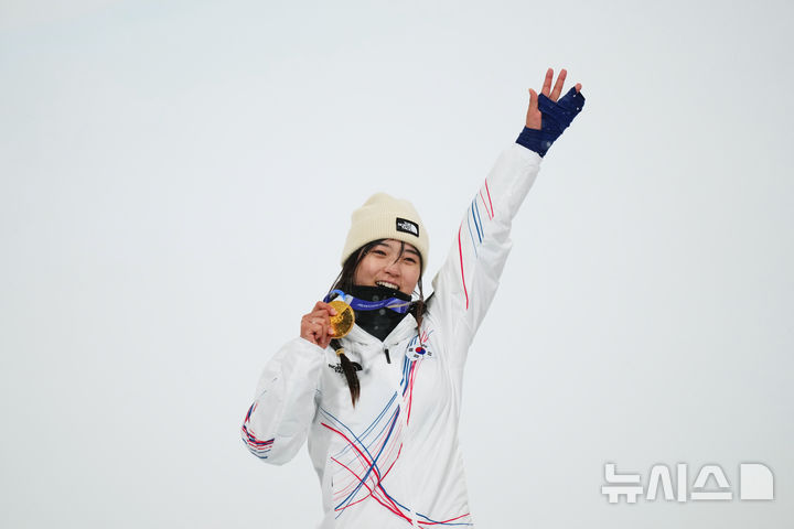 [리비뇨=AP/뉴시스] 최가온이 12일(현지 시간) 이탈리아 리비뇨 스노파크에서 열린 2026 밀라노·코르티나담페초 동계올림픽 스노보드 여자 하프파이프 결승에서 금메달을 획득한 뒤 기뻐하고 있다. 2026.02.13.