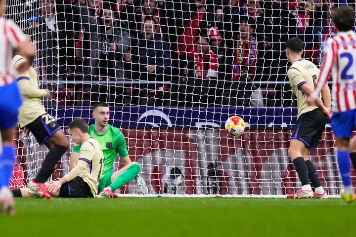 [마드리드=AP/뉴시스] FC 바르셀로나 선수들이 12일(현지 시간) 스페인 마드리드의 리야드 에어 메트로폴리타노에서 열린 2025-26 코파 델 레이(국왕컵) 4강 1차전 아틀레티코 마드리드(ATM)와 경기 전반 6분 에릭 가르시아의 백패스에 이은 자책골을 기록하고 있다. ATM이 바르셀로나를 4-0으로 꺾고 원정 2차전을 남겨뒀다. 2026.02.13.