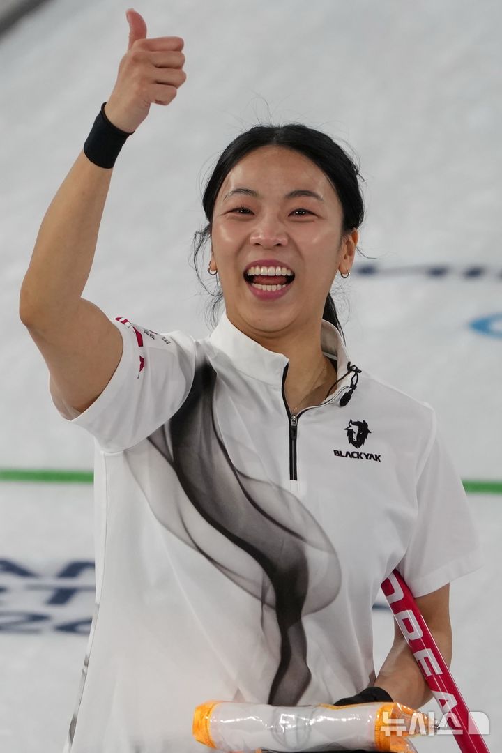 [코르티나담페초=AP/뉴시스] 한국 여자 컬링 대표팀(경기도청)의 서드 김민지가 12일(현지 시간) 이탈리아 코르티나담페초의 코르티나 컬링 올림픽 스타디움에서 열린 2026 밀라노·코르티나 동계올림픽 컬링 라운드로빈 2차전 이탈리아와 경기 중 '엄지척'을 하고 있다. 한국이 7-2로 승리하고 1승1패를 기록했다. 2026.02.13.