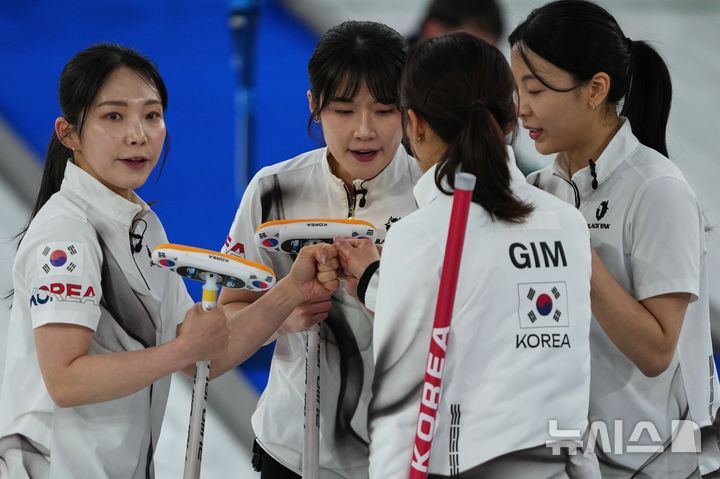 [코르티나담페초=AP/뉴시스] 한국 여자 컬링 대표팀(경기도청)이 12일(현지 시간) 이탈리아 코르티나담페초의 코르티나 컬링 올림픽 스타디움에서 열린 2026 밀라노·코르티나 동계올림픽 컬링 라운드로빈 2차전 이탈리아와 경기 중 작전을 논의하고 있다. 한국이 7-2로 승리하고 1승1패를 기록했다. 2026.02.13. 