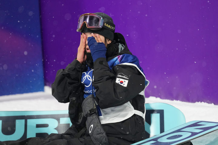 [리비뇨=AP/뉴시스]스노보드 여자 하프파이프 금메달리스트 최가온. 2026.02.12.