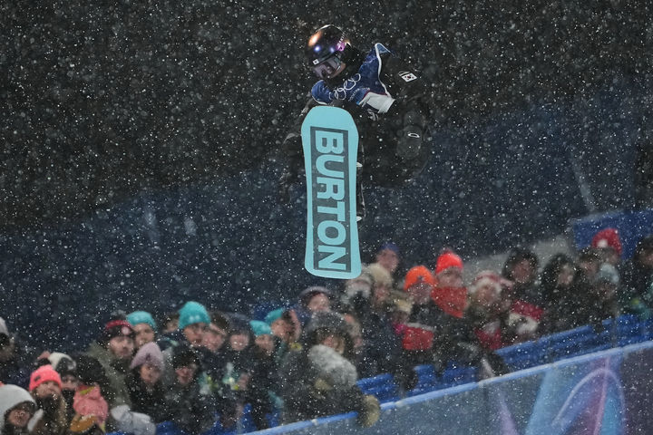 [리비뇨=AP/뉴시스] 최가온이 12일(현지 시간) 이탈리아 리비뇨 스노파크에서 열린 2026 밀라노·코르티나담페초 동계올림픽 스노보드 여자 하프파이프 결선 경기를 펼치고 있다. 최가온은 1차 시기에서 크게 넘어져 충격을 안겼으나 3차 시기에서 90.25점을 획득해 강력한 우승 후보 클로이 김(미국)을 제치고 금메달을 목에 걸었다. 최연소 금메달 기록도 갈아치운 그는 시상식 도중 애국가가 흘러나오자, 끝내 눈물을 흘렸다. 2026.02.13.