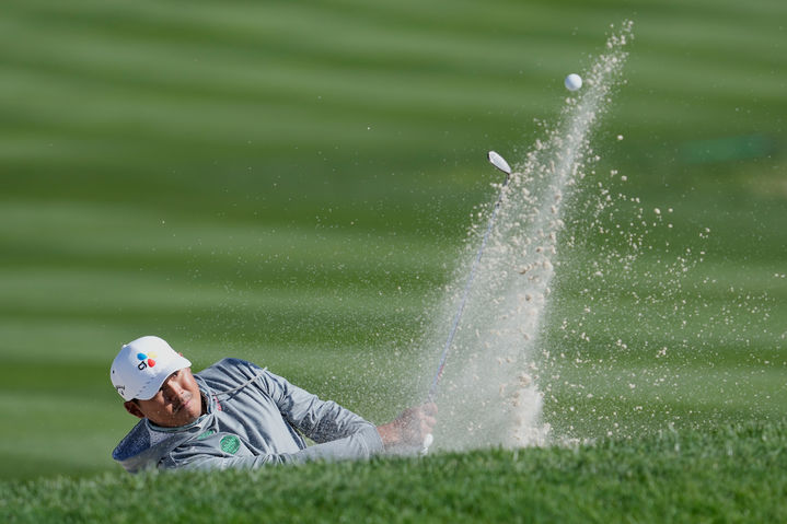 [페블비치=AP/뉴시스] 김시우가 12일(현지 시간) 미 캘리포니아주 페블비치 골프링크스에서 열린 미국프로골프(PGA) 투어 AT&T 페블비치 프로암 첫날 18번 홀 벙커에서 샷하고 있다. 김시우는 5언더파 67타로 1라운드를 마쳤다. 2026.02.13.