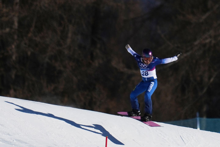 [리비뇨=AP/뉴시스] 2026 밀라노·코르티나담페초 동계올림픽 스노보드 여자 스노보드 크로스에 출전한 우수빈. 2026.02.13.