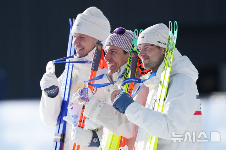 [안테르셀바=AP/뉴시스] 13일(현지 시간) 이탈리아 안테르셀바에서 열린 2026 밀라노·코르티나담페초 동계올림픽 바이애슬론 남자 10㎞ 스프린트에서 금메달리스트 캉탱 피용 마이예(프랑스·가운데)와 은메달리스트 베틀레 샤스타드 크리스티안센(왼쪽), 동메달리스트 스투를라 홀름 레그레이드(이상 노르웨이)가 메달을 들어보이고 있다. 2026.02.13.