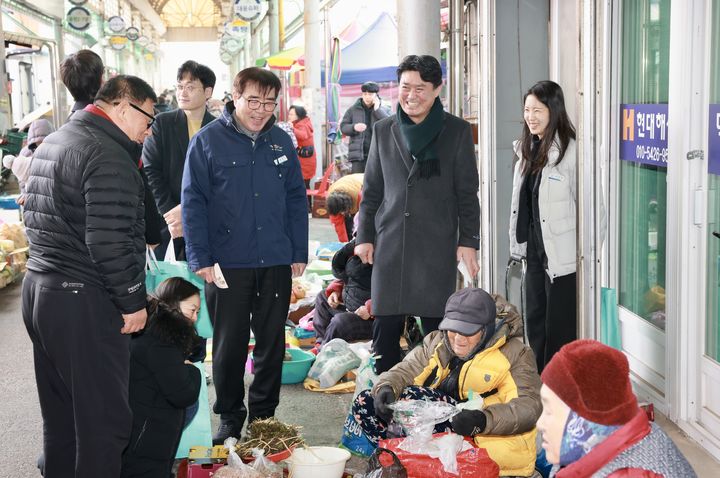 [보령=뉴시스] 설을 앞두고 전통시장을 방문한 김동일 보령시장. (사진=보령시청 제공) 2026.02.13. photo@newsis.com *재판매 및 DB 금지