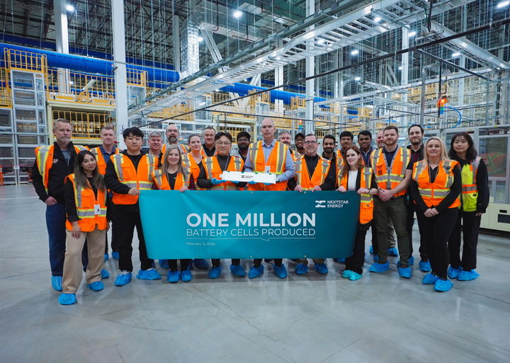 [서울=뉴시스] LG에너지솔루션 캐나다 생산 법인 넥스트스타 에너지 직원들이 100만 셀 생산을 기념해 촬영하는 모습. (사진=LG에너지솔루션) 2026.02.13 photo@newsis.com *재판매 및 DB 금지 *재판매 및 DB 금지