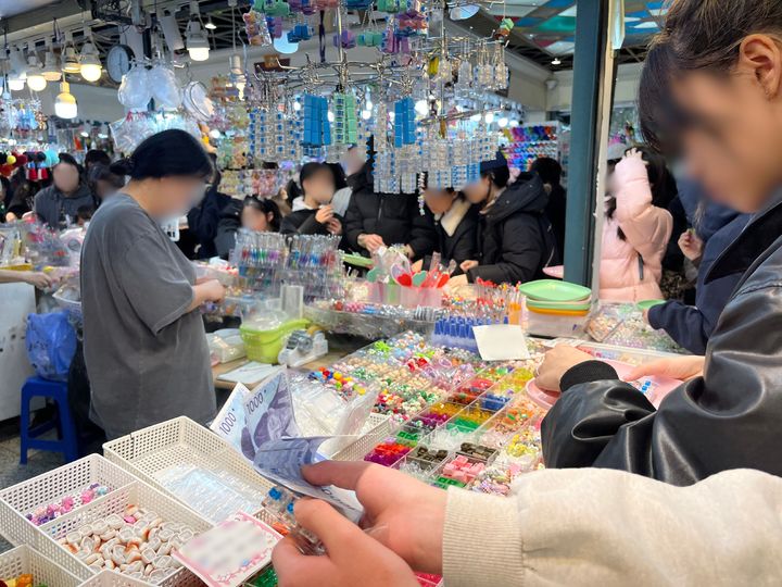 [서울=뉴시스]정우영 인턴기자 = 12일 오후 12시30분께 인파로 북적이는 동대문종합시장 5층 A동 액세서리 상가의 모습. 2026.2.12.&nbsp; *재판매 및 DB 금지