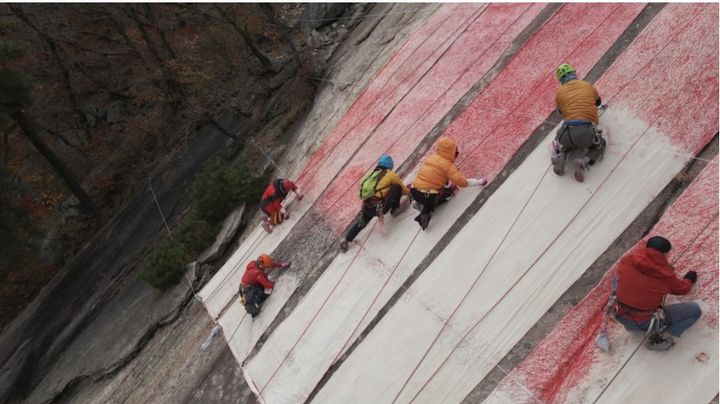 홍이현숙, What You Touching Now–인수봉, 2024년, (스틸), 작가 제공. *재판매 및 DB 금지