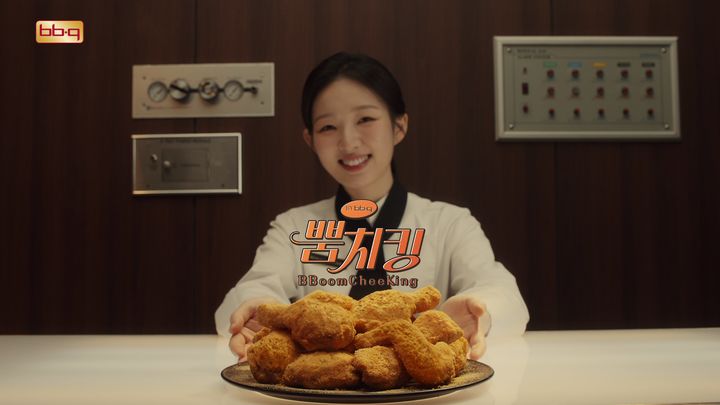 [서울=뉴시스] BBQ가 시즈닝 치킨 '뿜치킹'의 브랜드 모델 '흑백요리사2'의 '아기 맹수' 김시현 셰프와 함께한 신규 광고. (사진=제너시스BBQ 그룹 제공) *재판매 및 DB 금지