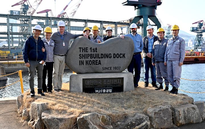 [부산=뉴시스] 미국 해군 해상수송사령부 선박관리국 관계자들이 지난 12일 부산 영도구 HJ중공업 영도조선소를 방문했다. (사진=HJ중공업 제공) 2026.02.13. photo@newsis.com&nbsp; *재판매 및 DB 금지